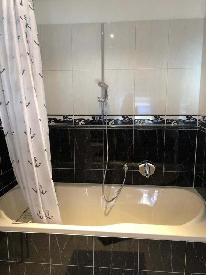 Grenznahe Ferienwohnung Mit 4 Schlafzimmern 그렌자흐뷜렌 외부 사진